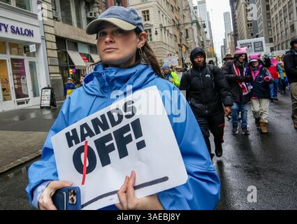 Tausende Demonstranten marschieren am Samstag, den 5. April 2025, die Fifth Avenue in New York hinunter, um gegen die Aushöhlung der Regierungsdienste durch Präsident Trump und DOGE zu protestieren. Der marsch und Protest mit dem Titel „Hand’s Off“ war einer von über 1400 in allen 50 staaten, an denen Millionen von Menschen beteiligt waren, die von einer Koalition von Gruppen organisiert wurden. (© Richard B. Levine) Stockfoto