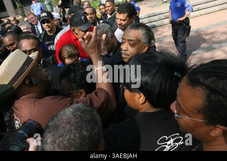 7. Mai 2008: Manhattan, New York, USA: Bürgerrechtler Rev. AL SHARPTON und Sean Bells Familie protestieren vor einer Polizei. In Manhattan. Al Sharpton und Dutzende andere wurden am Mittwoch verhaftet, weil sie den Verkehr gestoppt hatten, um gegen den Freispruch der Polizisten zu protestieren, die Sean Bell, einen unbewaffneten schwarzen Mann, mit 50 Schüssen an seinem Hochzeitstag getötet hatten (Credit Image: Mariela Lombard/ZUMAPRESS.com). Stockfoto