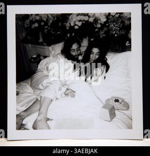 Mai 2008 - Manhattan, New York, USA - Kopie des Fotos von John Lennon und Yoko Ono. John Lennons Texte aus „Give Peace A Chance“ stammen aus der Sammlung des britischen Comedyautors und Moderators Gail Renard bei Christie's in New York. Christie's South Kensington's Rock and Pop Memorabilia Sale am Donnerstag, 10. Juli 2008 in London (Kreditbild: Mariela Lombard/ZUMAPRESS.com) Stockfoto