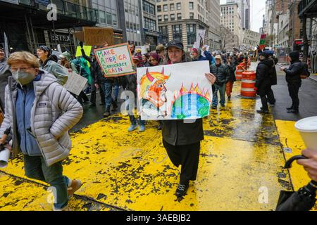 Tausende Demonstranten marschieren am Samstag, den 5. April 2025, die Fifth Avenue in New York hinunter, um gegen die Aushöhlung der Regierungsdienste durch Präsident Trump und DOGE zu protestieren. Der marsch und Protest mit dem Titel „Hand’s Off“ war einer von über 1400 in allen 50 staaten, an denen Millionen von Menschen beteiligt waren, die von einer Koalition von Gruppen organisiert wurden. (© Richard B. Levine) Stockfoto