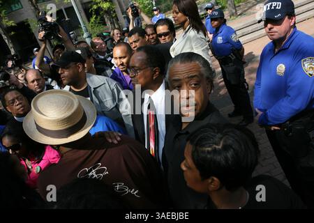 7. Mai 2008: Manhattan, New York, USA: Bürgerrechtler Rev. AL SHARPTON und Sean Bells Familie protestieren vor einer Polizei. In Manhattan. Al Sharpton und Dutzende andere wurden am Mittwoch verhaftet, weil sie den Verkehr gestoppt hatten, um gegen den Freispruch der Polizisten zu protestieren, die Sean Bell, einen unbewaffneten schwarzen Mann, mit 50 Schüssen an seinem Hochzeitstag getötet hatten (Credit Image: Mariela Lombard/ZUMAPRESS.com). Stockfoto