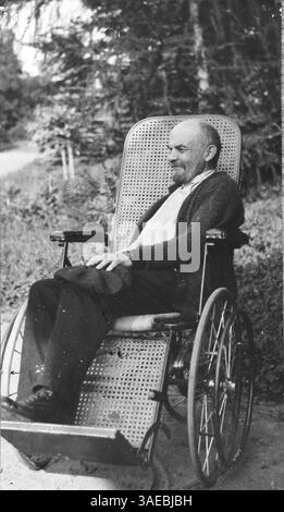 19. Dezember 2007 – Moskau, Sowjetunion – Wladimir Iljitsch Uljanow, besser bekannt unter dem Namen LENIN oder WLADIMIR LENIN (22. April 1870, 21. Januar 1924), war ein russischer Revolutionär, ein kommunistischer Politiker, der Hauptführer der Oktoberrevolution, der erste Führer der Sozialistischen Sowjetrepublik Russland und ab 1922 der erste de-facto-Führer der Sowjetunion. Er war der Schöpfer des Leninismus, einer Erweiterung der marxistischen Theorie. BILD: Wladimir Lenin im Rollstuhl in Gorki (Bild: Mariela Lombard/ZUMAPRESS.com) Stockfoto