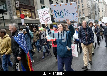 Tausende Demonstranten marschieren am Samstag, den 5. April 2025, die Fifth Avenue in New York hinunter, um gegen die Aushöhlung der Regierungsdienste durch Präsident Trump und DOGE zu protestieren. Der marsch und Protest mit dem Titel „Hand’s Off“ war einer von über 1400 in allen 50 staaten, an denen Millionen von Menschen beteiligt waren, die von einer Koalition von Gruppen organisiert wurden. (© Richard B. Levine) Stockfoto