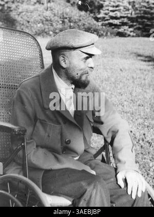 19. Dezember 2007 – Moskau, Sowjetunion – Wladimir Iljitsch Uljanow, besser bekannt unter dem Namen LENIN oder WLADIMIR LENIN (22. April 1870, 21. Januar 1924), war ein russischer Revolutionär, ein kommunistischer Politiker, der Hauptführer der Oktoberrevolution, der erste Führer der Sozialistischen Sowjetrepublik Russland und ab 1922 der erste de-facto-Führer der Sowjetunion. Er war der Schöpfer des Leninismus, einer Erweiterung der marxistischen Theorie. BILD: Wladimir Lenin im Rollstuhl in Gorki (Bild: Mariela Lombard/ZUMAPRESS.com) Stockfoto