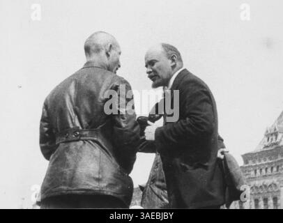 19. Dezember 2007 – Moskau, Sowjetunion – Wladimir Iljitsch Uljanow, besser bekannt unter dem Namen LENIN oder WLADIMIR LENIN (22. April 1870, 21. Januar 1924), war ein russischer Revolutionär, ein kommunistischer Politiker, der Hauptführer der Oktoberrevolution, der erste Führer der Sozialistischen Sowjetrepublik Russland und ab 1922 der erste de-facto-Führer der Sowjetunion. Er war der Schöpfer des Leninismus, einer Erweiterung der marxistischen Theorie. BILD: Vladimir Lenin auf der Pflichtschulparade auf dem Roten Platz (Bild: Mariela Lombard/ZUMAPRESS.com) Stockfoto