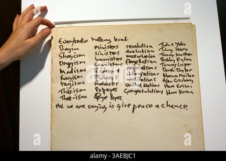 7. Mai 2008: Manhattan, New York, USA – Details zu den Liedtexten von The Lennon zu „Give Peace a Chance“. John Lennons Texte aus „Give Peace A Chance“ stammen aus der Sammlung des britischen Comedyautors und Moderators Gail Renard bei Christie's in New York. Christie's South Kensington's Rock and Pop Memorabilia Sale am Donnerstag, 10. Juli 2008 in London (Kreditbild: Mariela Lombard/ZUMAPRESS.com) Stockfoto