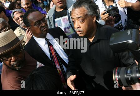 7. Mai 2008: Manhattan, New York, USA: Bürgerrechtler Rev. AL SHARPTON und Sean Bells Familie protestieren vor einer Polizei. In Manhattan. Al Sharpton und Dutzende andere wurden am Mittwoch verhaftet, weil sie den Verkehr gestoppt hatten, um gegen den Freispruch der Polizisten zu protestieren, die Sean Bell, einen unbewaffneten schwarzen Mann, mit 50 Schüssen an seinem Hochzeitstag getötet hatten (Credit Image: Mariela Lombard/ZUMAPRESS.com). Stockfoto