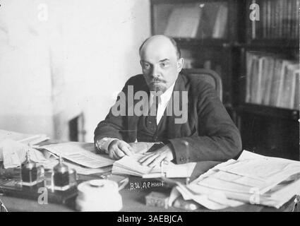 19. Dezember 2007 - Moskau, Sowjetunion - AKTE: 1918 Wladimir Iljitsch Uljanow besser bekannt unter dem Namen Lenin oder WLADIMIR LENIN (22. April 1870 C 21. Januar 1924), war ein russischer Revolutionär, ein kommunistischer Politiker, der Hauptführer der Oktoberrevolution, der erste Führer der Sozialistischen Sowjetrepublik Russland und ab 1922 der erste de-facto-Führer der Sowjetunion. Er war der Schöpfer des Leninismus, einer Erweiterung der marxistischen Theorie. IM BILD: Wladimir Lenin in seinem Kabinett im Kreml. Moskau (Bild: Mariela Lombard/ZUMAPRESS.com) Stockfoto