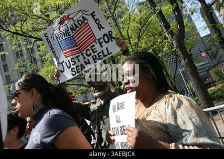 7. Mai 2008: Manhattan, New York, USA - Bürgerrechtler Rev. Al Sharpton und Sean Bells Familie protestierten unter Hunderten vor einer Polizei. In Manhattan. Al Sharpton und Dutzende andere wurden am Mittwoch verhaftet, weil sie den Verkehr gestoppt hatten, um gegen den Freispruch der Polizisten zu protestieren, die Sean Bell, einen unbewaffneten schwarzen Mann, mit 50 Schüssen an seinem Hochzeitstag getötet hatten (Credit Image: Mariela Lombard/ZUMAPRESS.com). Stockfoto