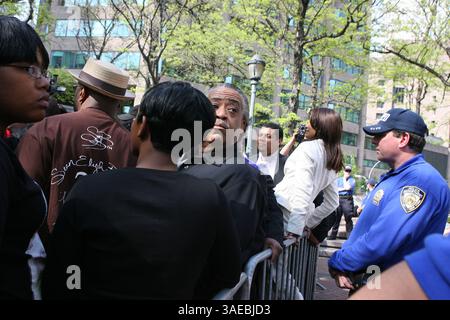 7. Mai 2008: Manhattan, New York, USA: Bürgerrechtler Rev. AL SHARPTON und Sean Bells Familie protestieren vor einer Polizei. In Manhattan. Al Sharpton und Dutzende andere wurden am Mittwoch verhaftet, weil sie den Verkehr gestoppt hatten, um gegen den Freispruch der Polizisten zu protestieren, die Sean Bell, einen unbewaffneten schwarzen Mann, mit 50 Schüssen an seinem Hochzeitstag getötet hatten (Credit Image: Mariela Lombard/ZUMAPRESS.com). Stockfoto