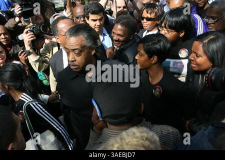 7. Mai 2008: Manhattan, New York, USA: Bürgerrechtler Rev. AL SHARPTON und Sean Bells Familie protestieren vor einer Polizei. In Manhattan. Al Sharpton und Dutzende andere wurden am Mittwoch verhaftet, weil sie den Verkehr gestoppt hatten, um gegen den Freispruch der Polizisten zu protestieren, die Sean Bell, einen unbewaffneten schwarzen Mann, mit 50 Schüssen an seinem Hochzeitstag getötet hatten (Credit Image: Mariela Lombard/ZUMAPRESS.com). Stockfoto