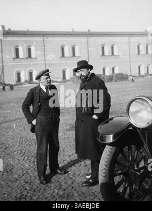 19. Dezember 2007 – Moskau, Sowjetunion – Wladimir Iljitsch Uljanow, besser bekannt unter dem Namen LENIN oder WLADIMIR LENIN (22. April 1870, 21. Januar 1924), war ein russischer Revolutionär, ein kommunistischer Politiker, der Hauptführer der Oktoberrevolution, der erste Führer der Sozialistischen Sowjetrepublik Russland und ab 1922 der erste de-facto-Führer der Sowjetunion. Er war der Schöpfer des Leninismus, einer Erweiterung der marxistischen Theorie. IM BILD: Wladimir Lenin und V.D. Bonch-Bruevich auf der Kreml-Werft (Kreditbild: Mariela Lombard/ZUMAPRESS.com) Stockfoto