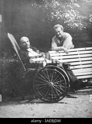 19. Dezember 2007 – Moskau, Sowjetunion – Wladimir Iljitsch Uljanow, besser bekannt unter dem Namen LENIN oder WLADIMIR LENIN (22. April 1870, 21. Januar 1924), war ein russischer Revolutionär, ein kommunistischer Politiker, der Hauptführer der Oktoberrevolution, der erste Führer der Sozialistischen Sowjetrepublik Russland und ab 1922 der erste de-facto-Führer der Sowjetunion. Er war der Schöpfer des Leninismus, einer Erweiterung der marxistischen Theorie. BILD: Vladimir Lenin im Rollstuhl (Bild: Mariela Lombard/ZUMAPRESS.com) Stockfoto