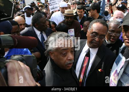 7. Mai 2008: Manhattan, New York, USA: Bürgerrechtler Rev. AL SHARPTON und Sean Bells Familie protestieren vor einer Polizei. In Manhattan. Al Sharpton und Dutzende andere wurden am Mittwoch verhaftet, weil sie den Verkehr gestoppt hatten, um gegen den Freispruch der Polizisten zu protestieren, die Sean Bell, einen unbewaffneten schwarzen Mann, mit 50 Schüssen an seinem Hochzeitstag getötet hatten (Credit Image: Mariela Lombard/ZUMAPRESS.com). Stockfoto