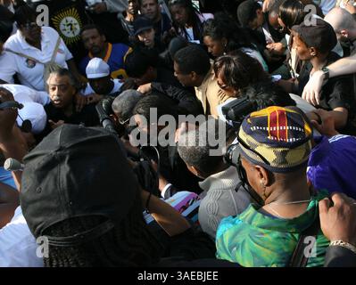 7. Mai 2008: Manhattan, New York, USA: Bürgerrechtler Rev. AL SHARPTON und Sean Bells Familie protestieren vor einer Polizei. In Manhattan. Al Sharpton und Dutzende andere wurden am Mittwoch verhaftet, weil sie den Verkehr gestoppt hatten, um gegen den Freispruch der Polizisten zu protestieren, die Sean Bell, einen unbewaffneten schwarzen Mann, mit 50 Schüssen an seinem Hochzeitstag getötet hatten (Credit Image: Mariela Lombard/ZUMAPRESS.com). Stockfoto