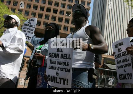 7. Mai 2008: Manhattan, New York, USA - Bürgerrechtler Rev. Al Sharpton und Sean Bells Familie protestierten unter Hunderten vor einer Polizei. In Manhattan. Al Sharpton und Dutzende andere wurden am Mittwoch verhaftet, weil sie den Verkehr gestoppt hatten, um gegen den Freispruch der Polizisten zu protestieren, die Sean Bell, einen unbewaffneten schwarzen Mann, mit 50 Schüssen an seinem Hochzeitstag getötet hatten (Credit Image: Mariela Lombard/ZUMAPRESS.com). Stockfoto