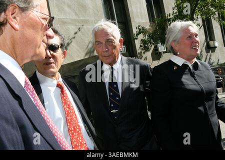 September 2008 - New York, New York, USA - Brooke Astors Sohn ANTHONY MARSHALL und seine Frau CHARLENE verlassen eine Anhörung am 18. September 2008 im Manhattan Criminal Court-100 Center St. in Manhattan (Bild: Mariela Lombard/ZUMAPRESS.com) Stockfoto