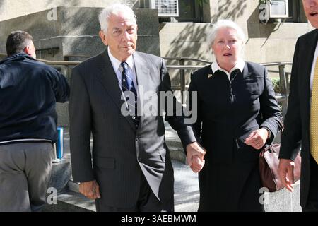 September 2008 - New York, New York, USA - Brooke Astors Sohn ANTHONY MARSHALL und seine Frau CHARLENE verlassen eine Anhörung am 18. September 2008 im Manhattan Criminal Court-100 Center St. in Manhattan (Bild: Mariela Lombard/ZUMAPRESS.com) Stockfoto