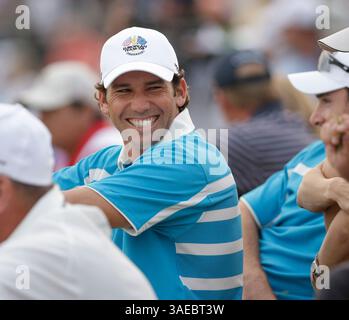 Sergio Garcia lachte mit seinen Teamkollegen, als sie am zweiten Tag des Ryder Cup im Valhalla Golf Club auf Platz 18 warteten, wo die USA am Samstag, den 20. September 2008, in Louisville, Ky, eine 9-7er Führung einnahmen. Foto: Mark Cornelison | Staff 6601 (Bild: Lexington Herald-Leader/ZUMAPRESS.com) Stockfoto