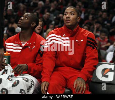 14. Februar 2012 – Chicago, IL, USA – der Chicago Bulls Point Guard Derrick Rose (1) beobachtet die Action von der Bank aus während des Spiels seines Teams gegen die Sacramento Kings im United Center in Chicago, Illinois, am Dienstag, den 14. Februar 2012. (Bild: © Nuccio Dinuzzo/Chicago Tribune/MCT/ZUMAPRESS.com) Stockfoto
