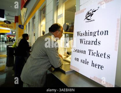 September 2001; Washington, DC, USA; Fans von Washington Wizard erkundigen sich nach Saisonkarten, die im MCI Center angeboten werden. Hier sind die Wizards und Michael Jordan zu Hause, der seine Rückkehr in die NBA ankündigte. (Bild: Isaac Menashe/ZUMAPRESS.com) Stockfoto