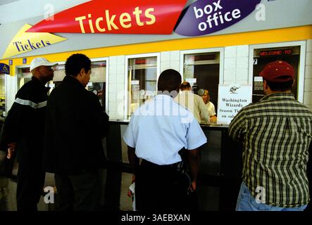 September 2001; Washington, DC, USA; Fans von Washington Wizard erkundigen sich nach Saisonkarten, die im MCI Center angeboten werden. Hier sind die Wizards und Michael Jordan zu Hause, der seine Rückkehr in die NBA ankündigte. (Bild: Isaac Menashe/ZUMAPRESS.com) Stockfoto