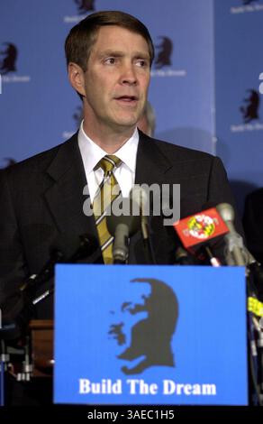 Mai 2003; Washington, DC, USA; BILL FRIST (R-TN) spricht während eines Pressebriefings über Capitol Hil zur Veröffentlichung der Ad Council Campaign für Martin Luther King Jr. Memorial in der National Mall. (Bild: Isaac Menashe/ZUMAPRESS.com) Stockfoto
