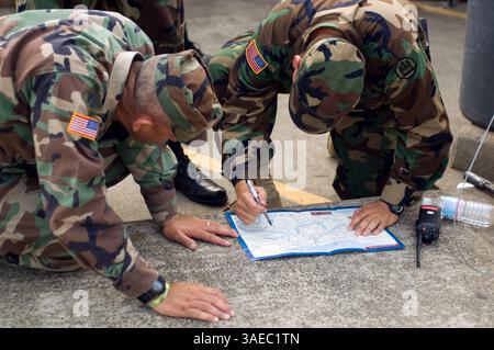 September 2005; New Orleans, LA, USA; Soldaten planen Strategie zur Sicherung von New Orleans nach Hurrikan Katrina. (Bild: Bob Mahoney/ZUMAPRESS.com) Stockfoto