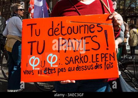 Toulouse, Frankreich. April 2025. Ein Plakat, Tu détournes Tu Payes! Sarko - Le Pen Sie stehen nicht über dem Gesetz. Die linke Gegendemonstration, die von LFI und den Ökologen CGT gegen die RN-Demonstration für Marine Le Pen am 6. April 2025 in Toulouse, Frankreich, aufgerufen wurde. Foto: Patricia Huchot-Boissier/ABACAPRESS. COM Credit: Abaca Press/Alamy Live News Stockfoto