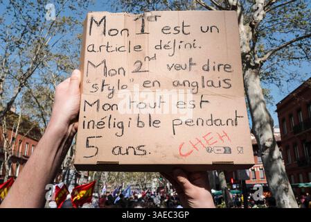 Toulouse, Frankreich. April 2025. Ein Plakat, Mon 1er, ist ein bestimmter artikel, MON 2e bedeutet Stift auf Englisch, Mon tout ist 5 Jahre lang nicht berechtigt. Die linke Gegendemonstration, die von LFI und den Ökologen CGT gegen die RN-Demonstration für Marine Le Pen am 6. April 2025 in Toulouse, Frankreich, aufgerufen wurde. Foto: Patricia Huchot-Boissier/ABACAPRESS. COM Credit: Abaca Press/Alamy Live News Stockfoto