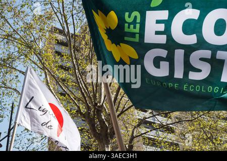 Toulouse, Frankreich. April 2025. Flags, Human Rights League und Europe Ecology die Grünen. Die linke Gegendemonstration, die von LFI und den Ökologen CGT gegen die RN-Demonstration für Marine Le Pen am 6. April 2025 in Toulouse, Frankreich, aufgerufen wurde. Foto: Patricia Huchot-Boissier/ABACAPRESS. COM Credit: Abaca Press/Alamy Live News Stockfoto