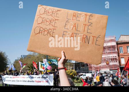 Toulouse, Frankreich. April 2025. Ein Plakat, ORDRE (durchgestrichene) FREIHEITSGLEICHHEITSBRÜDERLICHKEIT, mit dem Banner für Demokratie und Rechtsstaatlichkeit, lassen wir nicht die äußersten Rechten davonkommen! Im Hintergrund, am Kreisverkehr Arnaud Bernard. Die linke Gegendemonstration, die von LFI und den Ökologen CGT gegen die RN-Demonstration für Marine Le Pen am 6. April 2025 in Toulouse, Frankreich, aufgerufen wurde. Foto: Patricia Huchot-Boissier/ABACAPRESS. COM Credit: Abaca Press/Alamy Live News Stockfoto