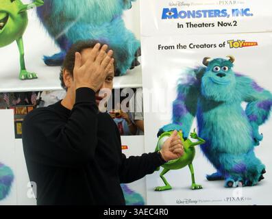 Oktober 2001; Los Angeles, CA, USA; Schauspieler BILLY CRYSTAL bei der Premiere von 'Monsters Inc.'. (Bild: Robert Millard/ZUMAPRESS.com) Stockfoto