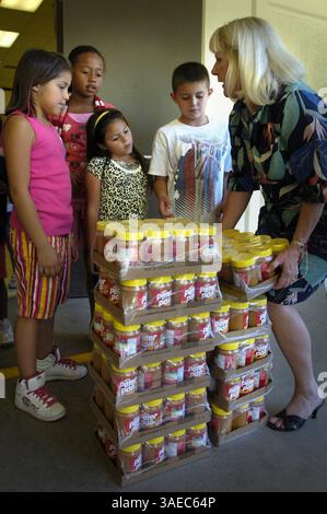 Schüler des Afterschool-Programms an der Eisenhut-Schule erhalten als Belohnung für Hausaufgaben und andere Aktivitäten Taschen mit Lebensmitteln für ihre Familien. Alexis Alba, Kalysa Smith, Cali Cannon und Conner Semone hören sich Kristen Elgens Anleitung an. 25. September 2009 (Bild: Modesto Bee/ZUMAPRESS.com) Stockfoto