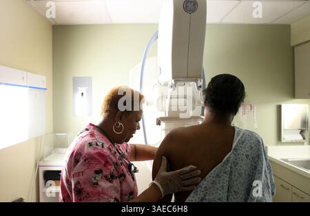 15. Februar 2012 - Chicago, IL, USA - Betty Daniel, Right, aus Chicago, bekommt ihr alljährliches Mammogramm von der Lead Mammography Tech Stella Palmer am Mt. Sinai Hospital in Chicago, 15. Februar 2012. (Bild: © Heather Charles/MCT/ZUMAPRESS.com) Stockfoto