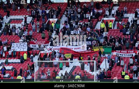 Manchester, Großbritannien. April 2025. Die Fans von Manchester United protestieren beim Spiel der Manchester United gegen Manchester City Premier League in Old Trafford, Manchester. Der Bildnachweis sollte lauten: Andrew Yates/Sportimage Credit: Sportimage Ltd/Alamy Live News Stockfoto