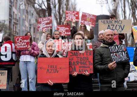 Kiew, Kiew-Stadt, Ukraine. April 2025. Freier Protest der Familie und Freunde von Soldaten, die von Russland in Gefangenschaft gehalten werden. Am 20. Mai 2022 ergaben sich die Soldaten Russland, um Leben in der Asovstaler Eisenhütte zu retten und die Werke von Mariupol zu stehlen. Einige wurden freigelassen, viele befinden sich noch immer in russischer Gefangenschaft. (Kreditbild: © Andreas Stroh/ZUMA Press Wire) NUR REDAKTIONELLE VERWENDUNG! Nicht für kommerzielle ZWECKE! Stockfoto