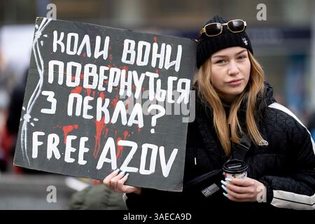 Kiew, Kiew-Stadt, Ukraine. April 2025. Freier Protest der Familie und Freunde von Soldaten, die von Russland in Gefangenschaft gehalten werden. Am 20. Mai 2022 ergaben sich die Soldaten Russland, um Leben in der Asovstaler Eisenhütte zu retten und die Werke von Mariupol zu stehlen. Einige wurden freigelassen, viele befinden sich noch immer in russischer Gefangenschaft. (Kreditbild: © Andreas Stroh/ZUMA Press Wire) NUR REDAKTIONELLE VERWENDUNG! Nicht für kommerzielle ZWECKE! Stockfoto