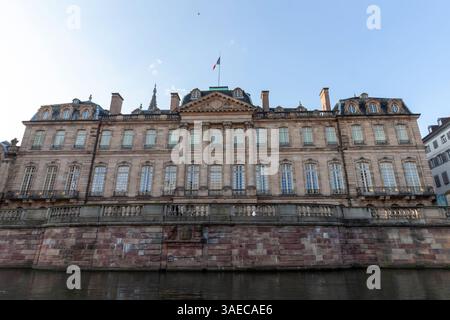 STRASSBURG, FRANKREICH - 19. SEPTEMBER 2024: Die majestätische Fassade des Palais Rohan in Straßburg, Frankreich Stockfoto