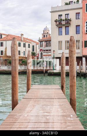 Einer der vielen Gondelanker in Venedig Stockfoto