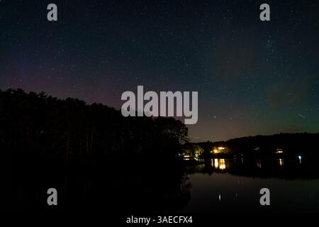 Schwache Aurora Borealis am Himmel über dem LaHave River an der Südküste von Nova Scotia, Kanada. Stockfoto
