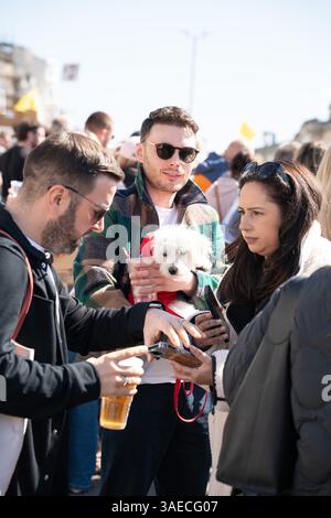 Die Straßen von Brighton, England, Großbritannien, laden zum Marathon 2025 an einem sonnigen Tag ein. Stockfoto