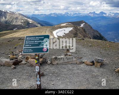 Whistler Summit Schild auf dem Gipfel des Berges, Jasper NP, Kanada Stockfoto
