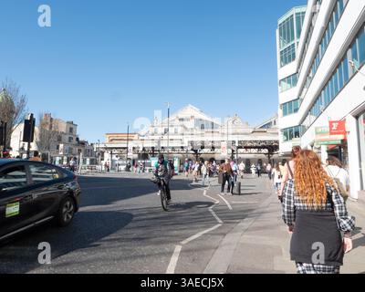 Die Straßen von Brighton, England, Großbritannien, laden zum Marathon 2025 an einem sonnigen Tag ein. Stockfoto