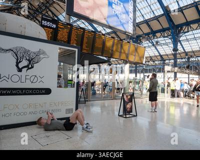 Die Straßen von Brighton, England, Großbritannien, laden zum Marathon 2025 an einem sonnigen Tag ein. Stockfoto