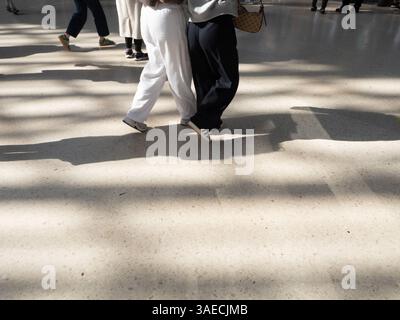Die Straßen von Brighton, England, Großbritannien, laden zum Marathon 2025 an einem sonnigen Tag ein. Stockfoto