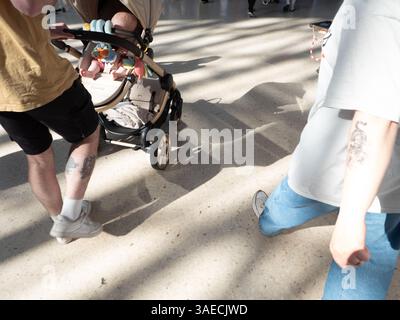 Die Straßen von Brighton, England, Großbritannien, laden zum Marathon 2025 an einem sonnigen Tag ein. Stockfoto
