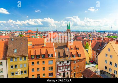 Nürnberger Stadtbild, Blick aus der Vogelperspektive auf die Altstadt Nürnbergs Altstadt mit roten Ziegeldächern, farbenfrohen mittelalterlichen Gebäuden, St. Sebaldus Kirche bis Stockfoto