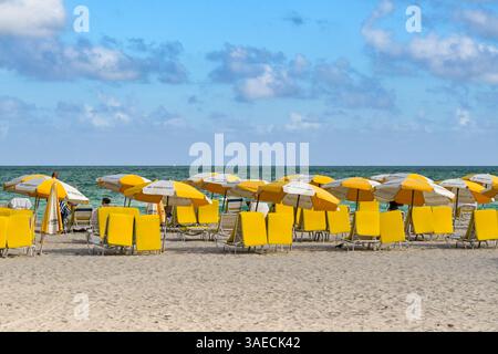Miami, Florida, USA - 1. Dezember 2023: Sonnenschirme und Sonnenliegen am Miami South Beach Stockfoto