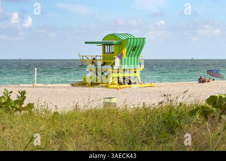 Miami, Florida, USA - 1. Dezember 2023: Strandhütte für Rettungsschwimmer am Miami South Beach Stockfoto